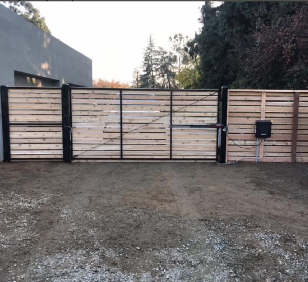 best horizontal cedar wood fence In Fresno